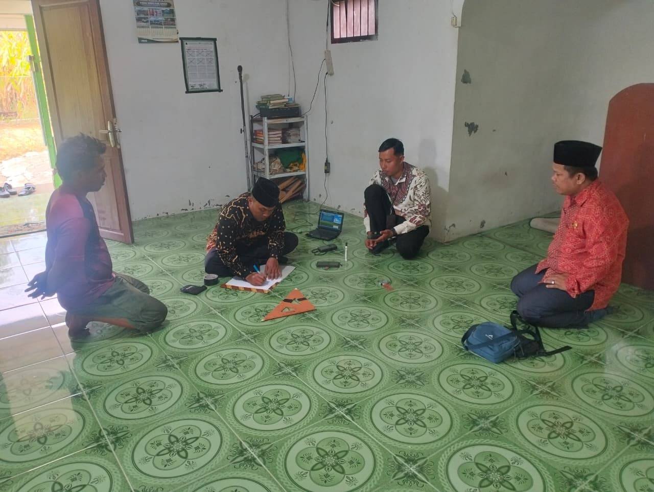 Pastikan Akurasi Ibadah, KUA Habinsaran Gandeng Kemenag Toba Samosir Ukur Arah Kiblat   