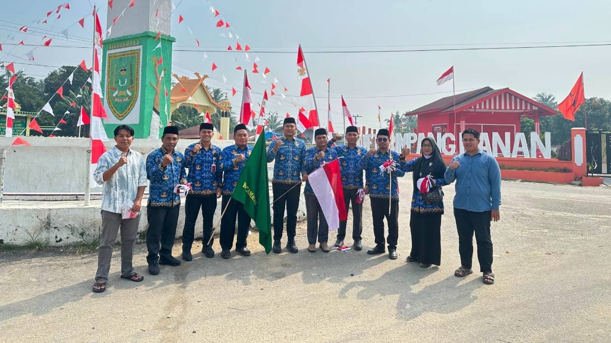 Semangat Kemerdekaan, KUA Kecamatan Simpang Kanan Bagikan Bendera Merah Putih kepada Pengguna Jalan