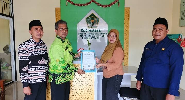 Kepala KUA Marga Tiga Serahkan Surat Keterangan Terdaftar Majelis Taklim Nurul Huda