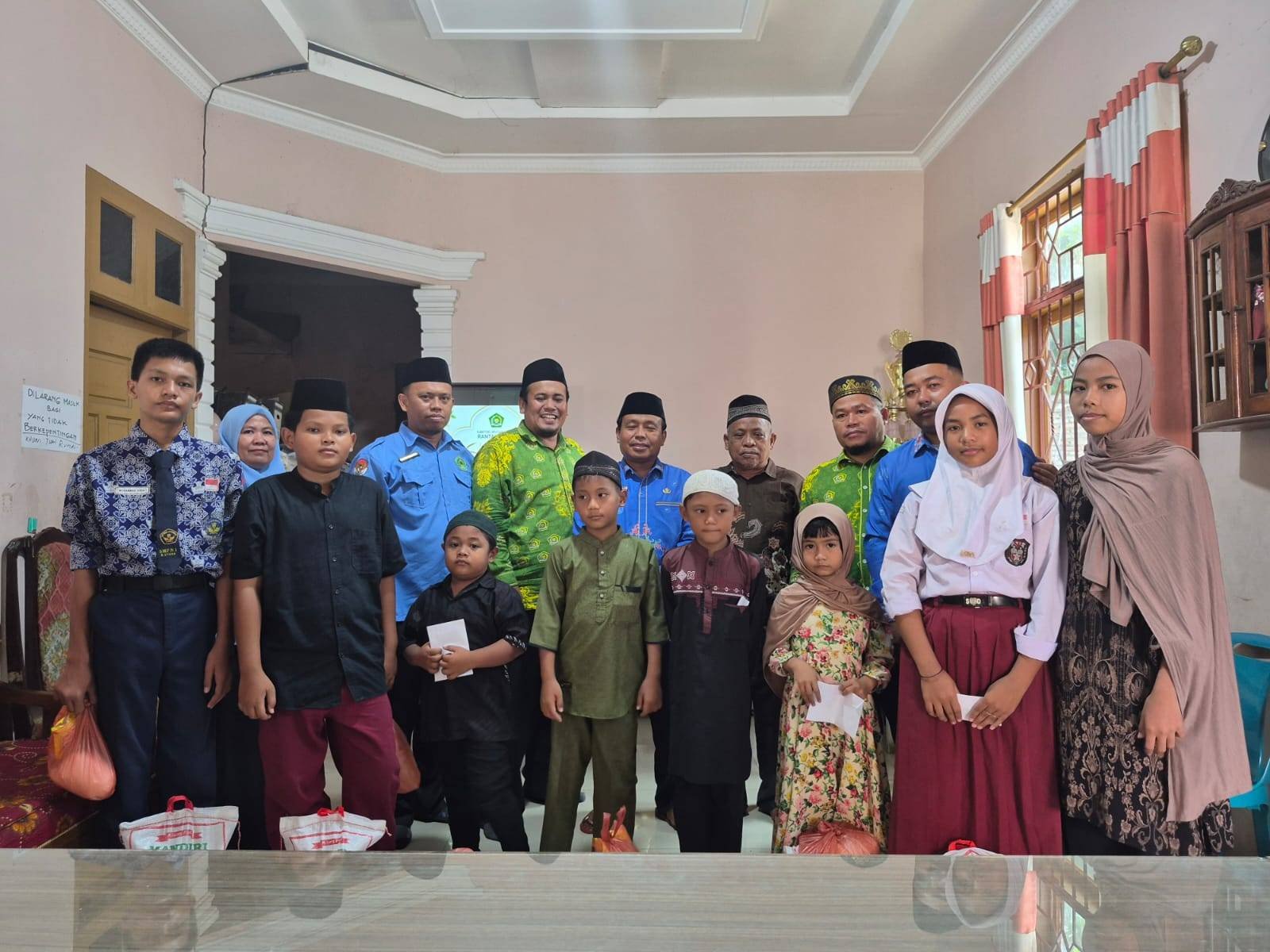 Sambut HUT ke-81 RI, KUA Rantau Utara Santuni 10 Anak Yatim