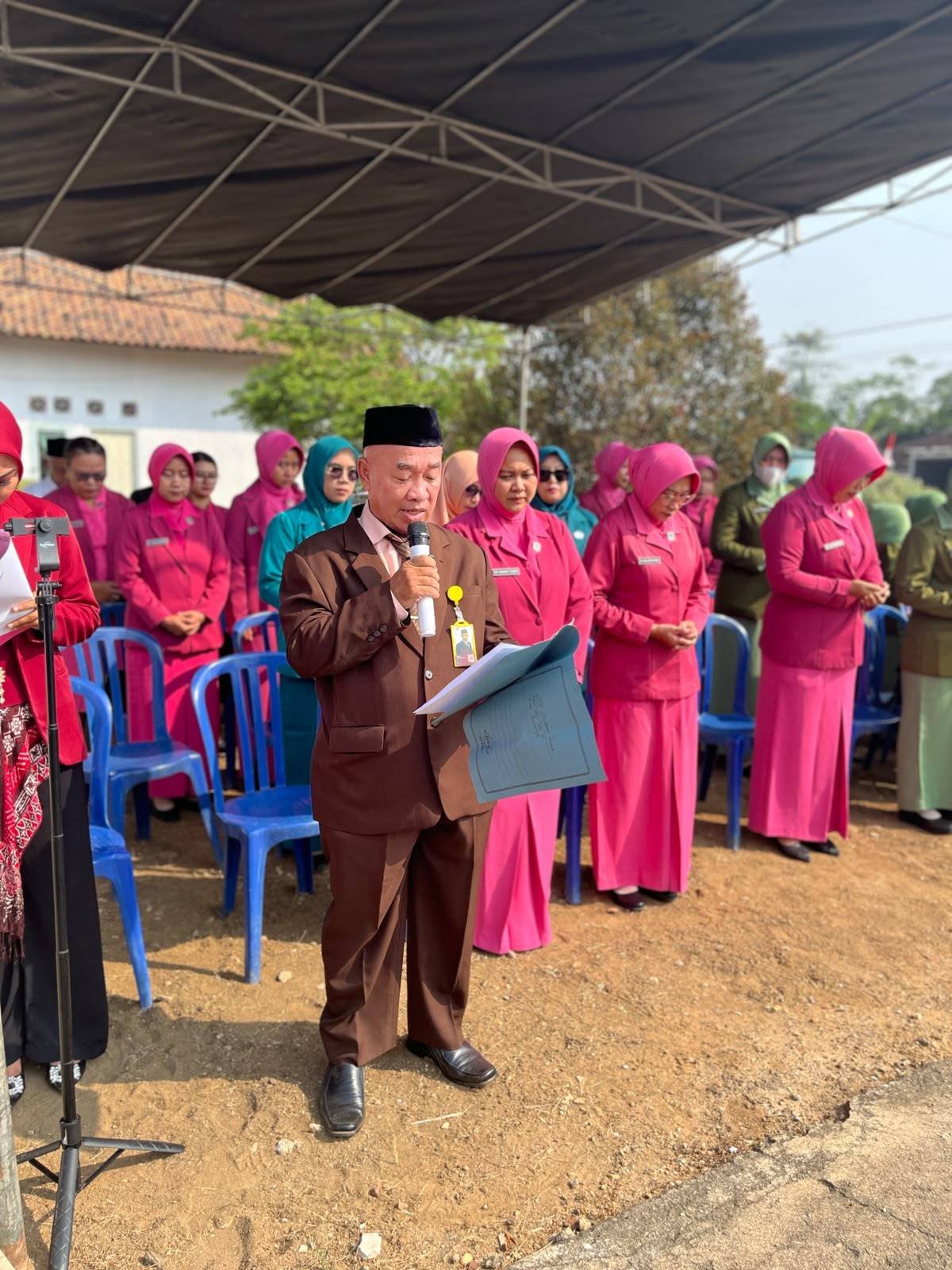 Peringati HUT RI ke-81, Kepala KUA Sekampung Pimpin Doa pada Upacara Ziarah Makam Pahlawan R. Soekarso di Desa Trimulyo