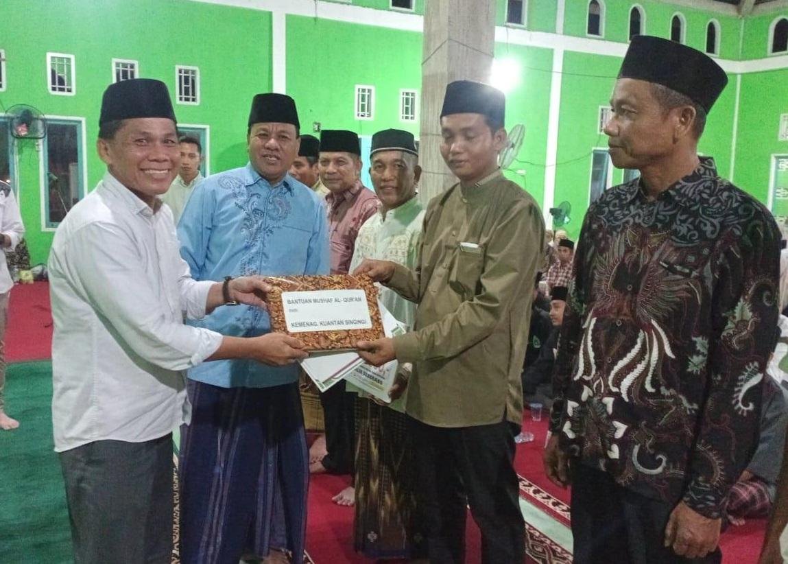 Wakili Kakankemenag Kepala KUA Kecamatan Kuantan Hilir Seberang Serahkan Bantuan Mushaf Al-Qur'an