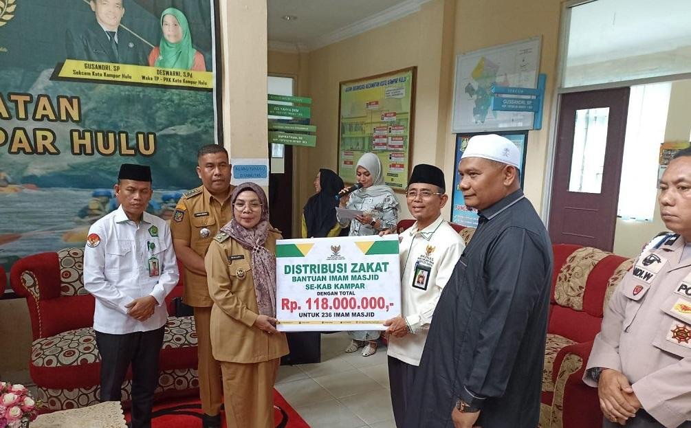 Ka. KUA Kampar Hulu Saksikan Pendistribusi Zakat Bantuan Imam Masjid Se-Kab. Kampar