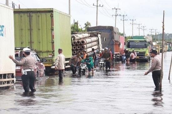 Kepala KUA Kec. Pinggir Transferkan Dana Bantuan Peduli Banjir Kementerian Agama RI