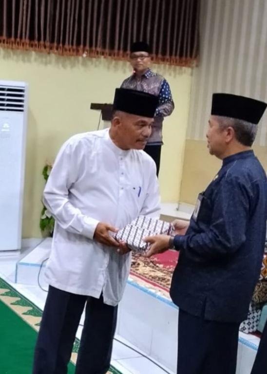 Buka Bersama Sekaligus Perpisahan, Kepala KUA Kecamatan Logas Tanah Darat Bagikan Cenderamata