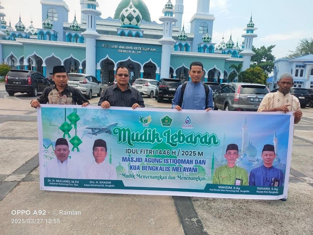 KUA Bengkalis Pasang Spanduk Himbauan Mudik Lebaran di Masjid Agung Istiqomah 