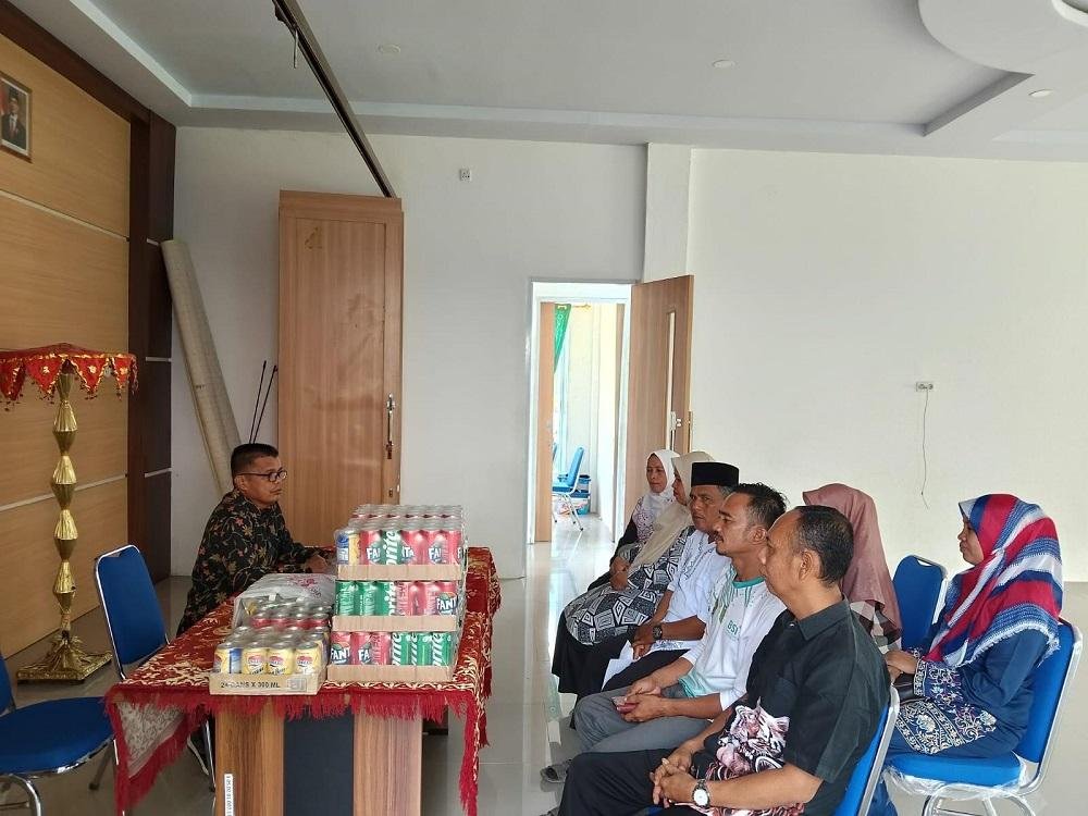KUA Cerenti Gelar Rapat Sekaligus Bagikan Bingkisan Lebaran