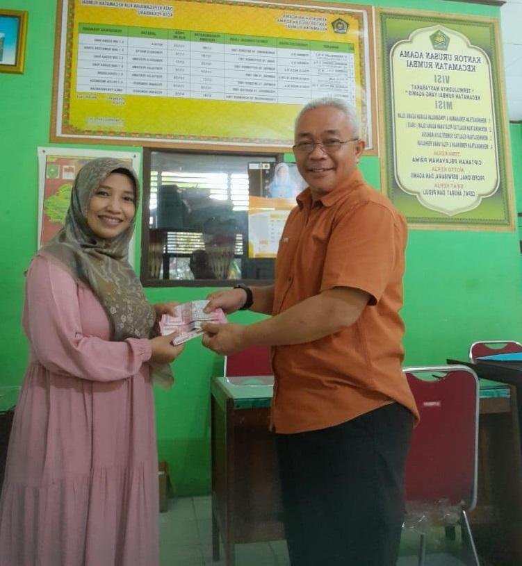 Jelang Lebaran, KUA Rumbai Berbagi Keberkahan dengan Tenaga Honorer
