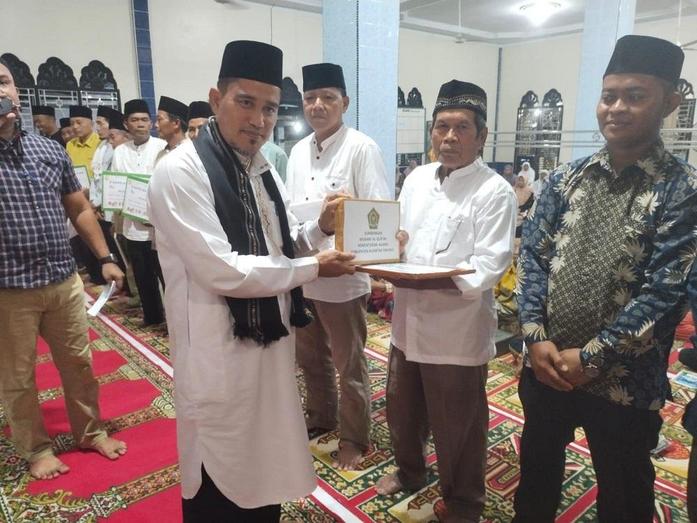 Kepala KUA Singingi Serahkan Mushaf Al-Qur'an