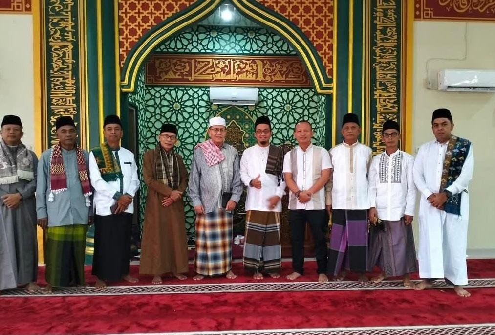Kepala KUA Sentajo Raya Sampaikan Khutbah Idul Fitri 1446 H di Masjid Istiqomah Bukit Pedusunan