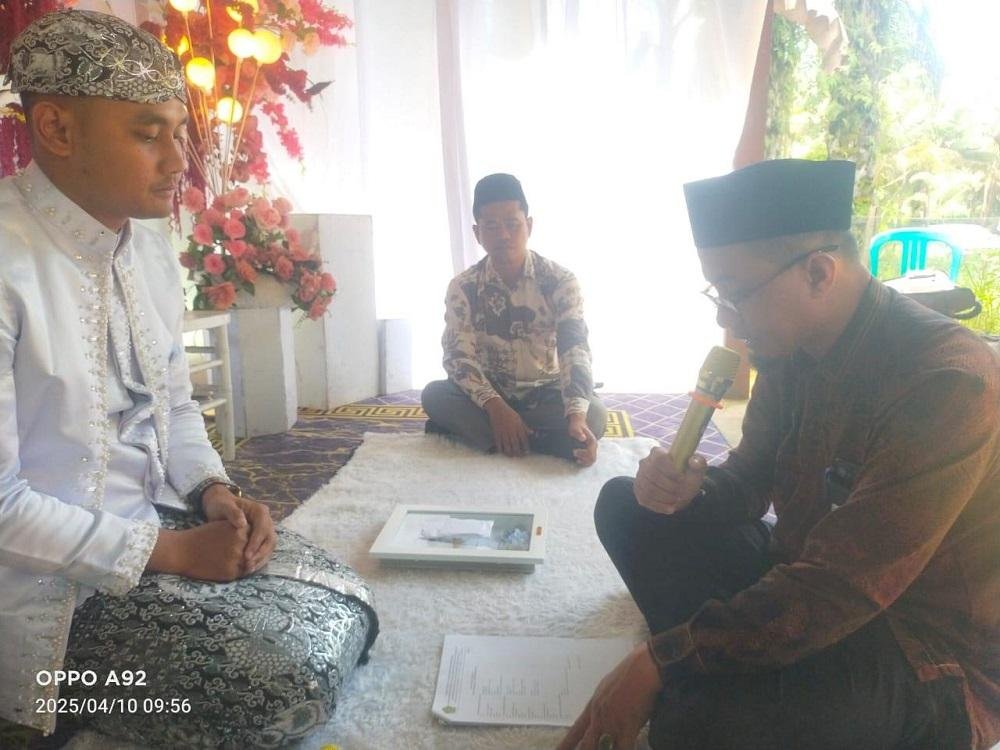 Ka. KUA Sentajo Raya Berikan Nasihat Pernikahan Kepada Pasangan Pengantin