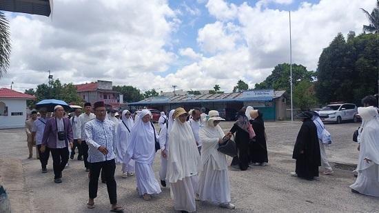 Kepala KUA Kec. Bathin Solapan Tuntunkan Jemaah pada Manasik Haji Akbar di Kota Duri