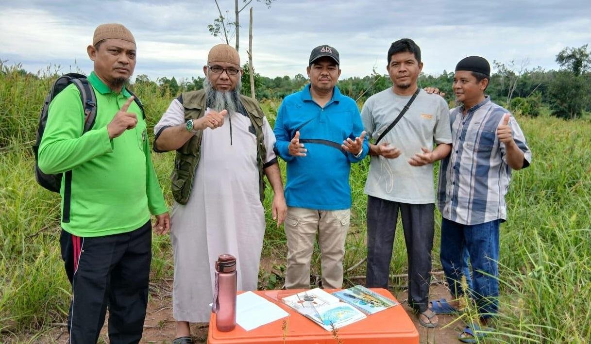Ka. KUA Rambah lakukan Pengukuran Arah Kiblat Masjid Hisnul Muslim