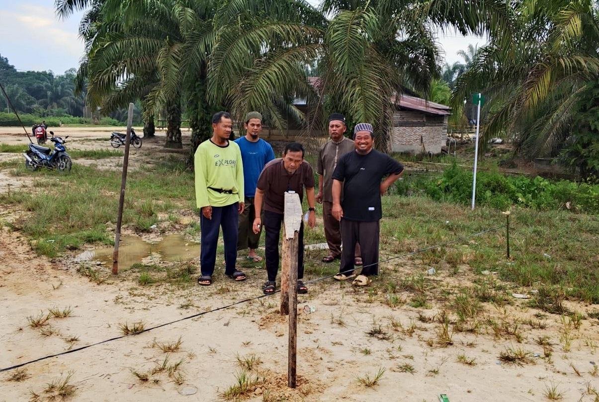 Kepala KUA Tanah Putih Lakukan Pengukuran Arah Kiblat Musholla Nurul Iman Teluk Berembu