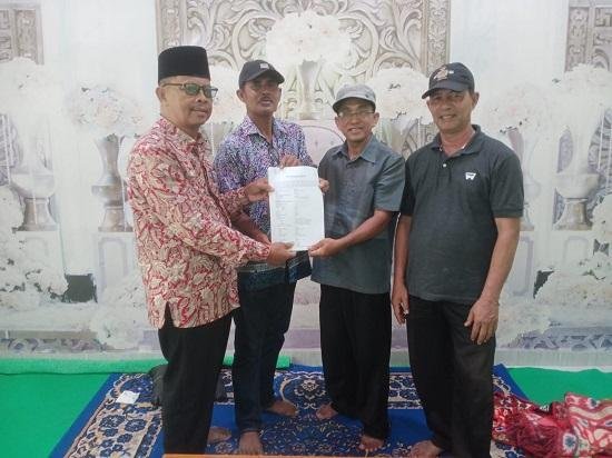 Kepala KUA Kec. Bantan Serahkan Akta Ikrar Wakaf Kepada MTs Al Falah