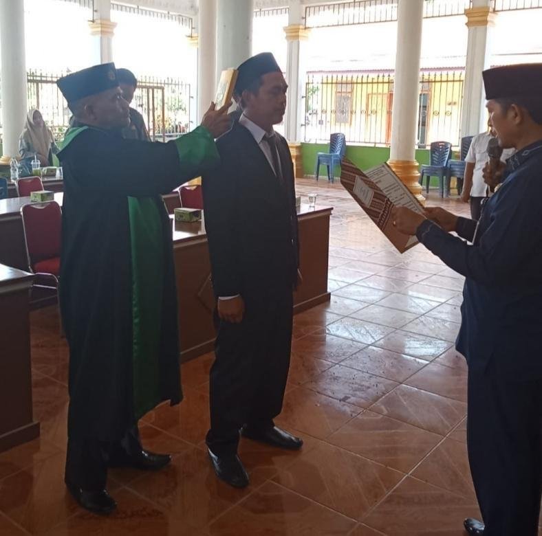 Ka.KUA Kec. Logas Tanah Darat Rohaniawan Pelantikan PAW Anggota BPD Desa Sukaraja 