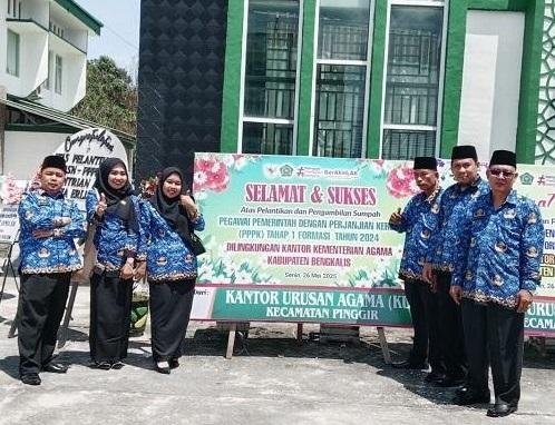 Honorer KUA Kec. Pinggir Resmi Jadi PPPK, Kepala KUA Pinggir Ucapkan Selamat