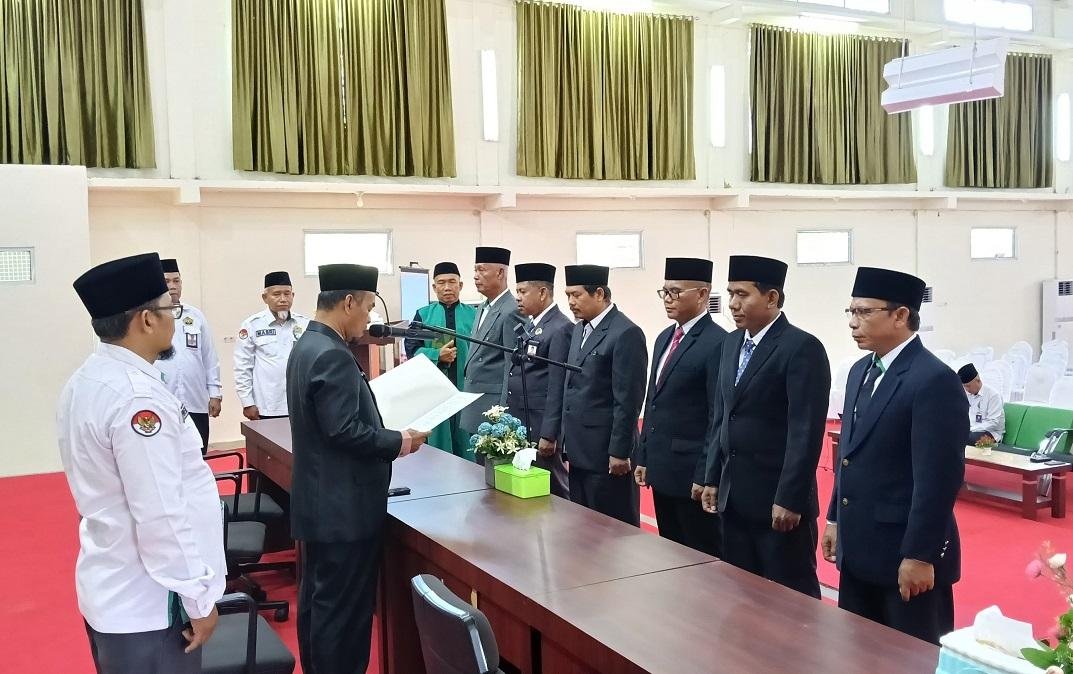 Ka. Kankemenag Rohul Melantik Ka. KUA dan Kamad Negeri