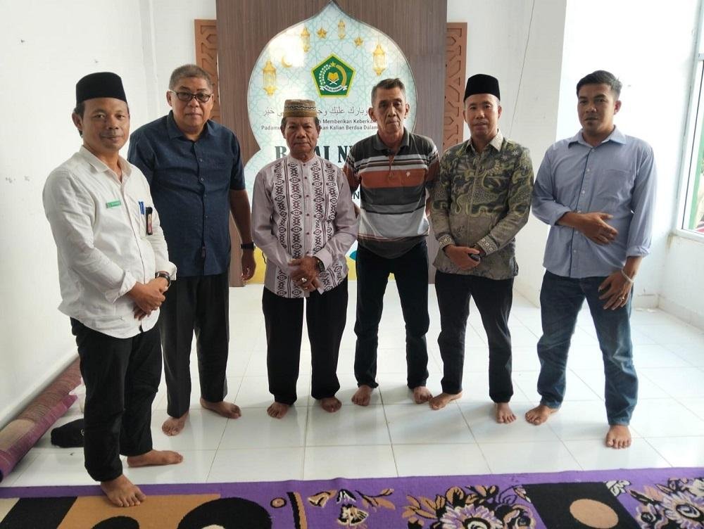Ka KUA Bengkalis Serahkan AIW kepada Pengurus Musholla Baiturrahman Desa Sei. Alam