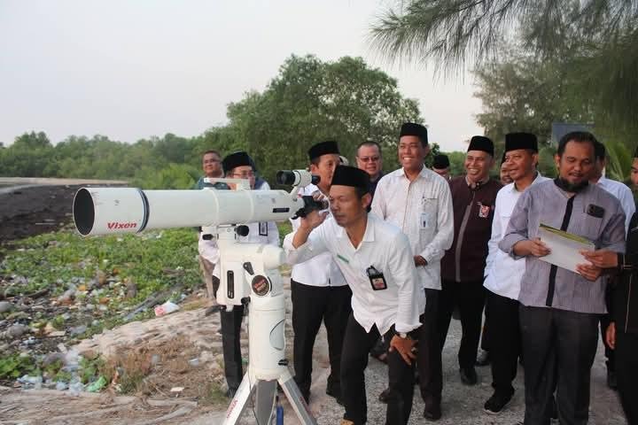 Kepala KUA Bengkalis Dampingi Tim Hisab Rukyat Kemenag Riau Rukyat Hilal di Pantai Selat Baru