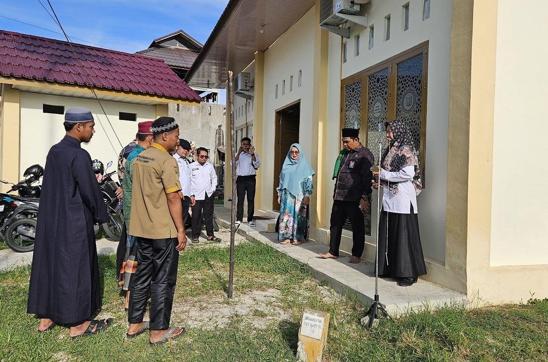 Kalibrasi Arah Kiblat, KUA Bangkinang Kota Dampingi Umat di Masjid Hasan Bin Ali Bin Abi Thalib