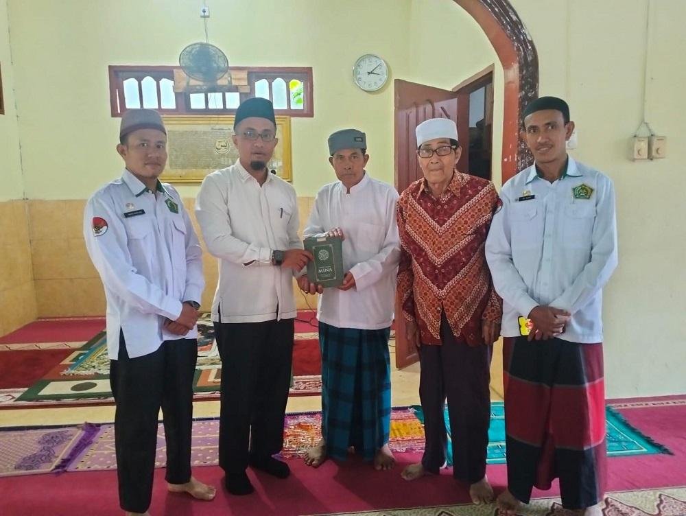 Gelar Safari Zhuhur di Surau Al Mujahidin Kampung Datar, KUA Kecamatan Sentajo Raya Serahkan Mushaf Al-Qur'an