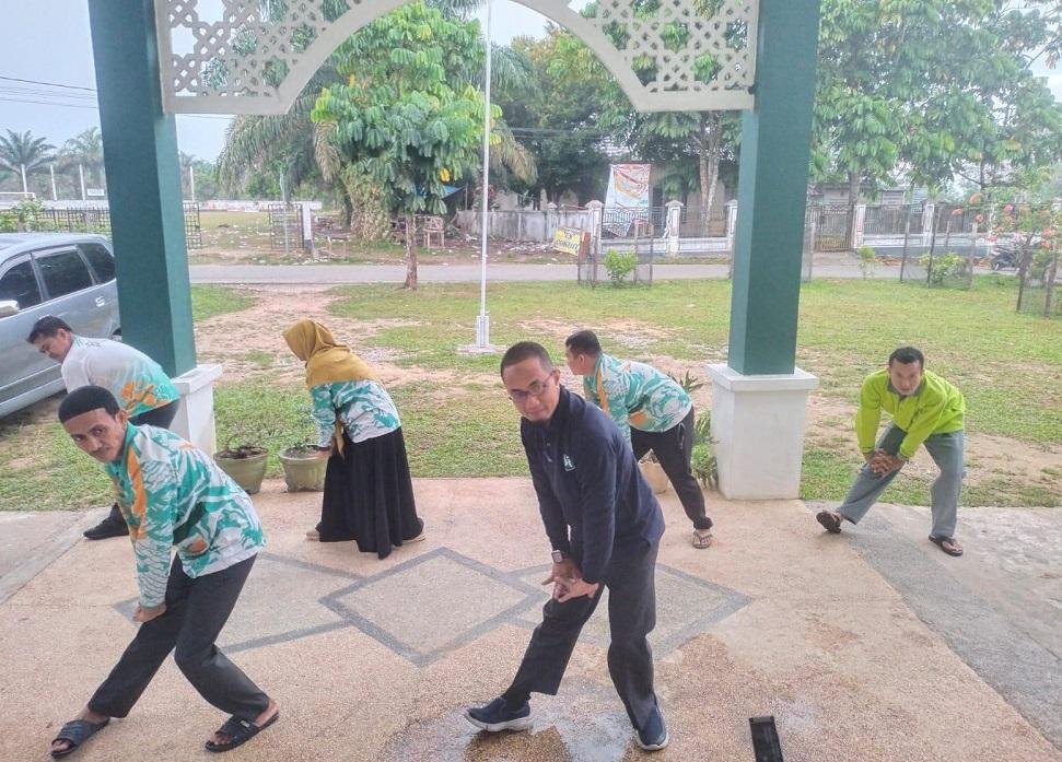 Wujudkan ASN Sehat, KUA Kecamatan Sentajo Raya Gelar Senam Kesegaran Jasmani di Halaman Kantor