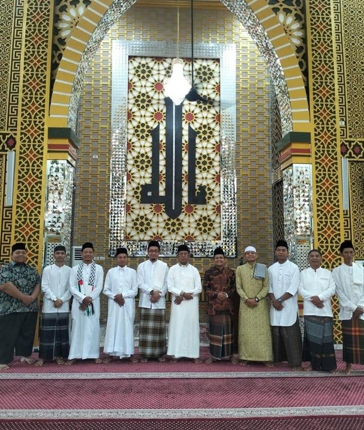 Khatib di Masjid Al Kautsar Desa Jake, Kepala KUA Kecamatan Sentajo Raya Ajak Jemaah Meneladani Nabi Ibrahim dan Keluarganya