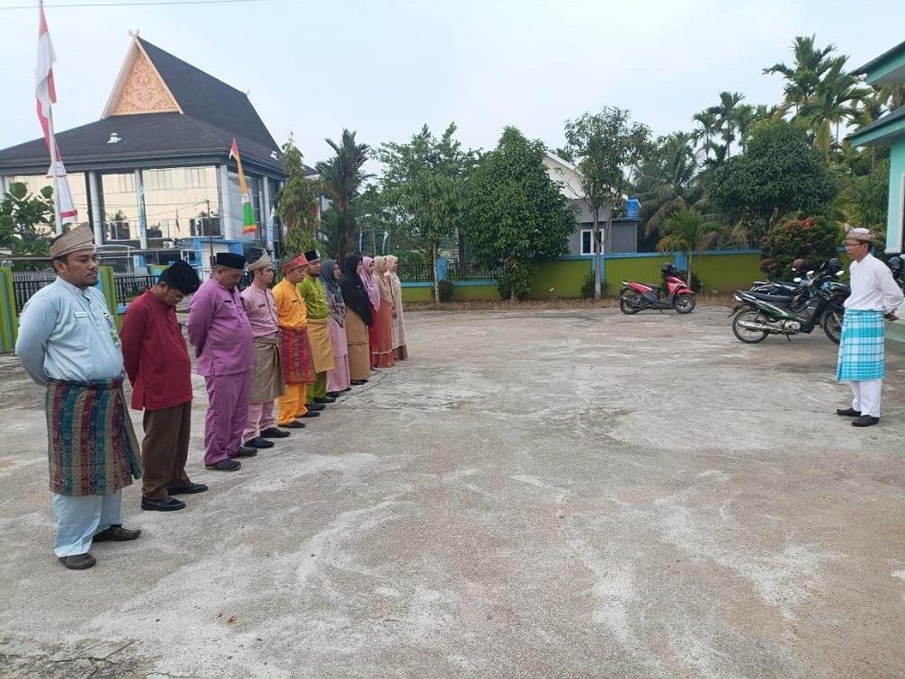 KUA Tembilahan Semarakkan Hari Jadi Inhil ke-60 dengan Pakaian Adat Melayu