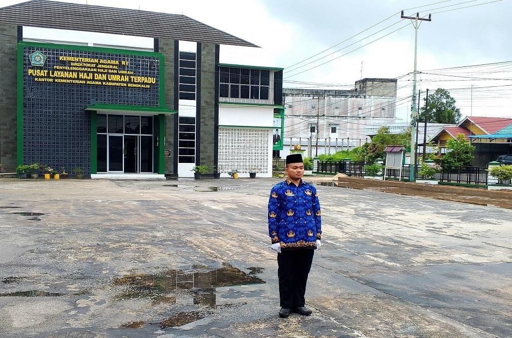 Penghulu KUA Bengkalis Menjadi Komandan Upacara pada Apel Hari Kesadaran Nasional