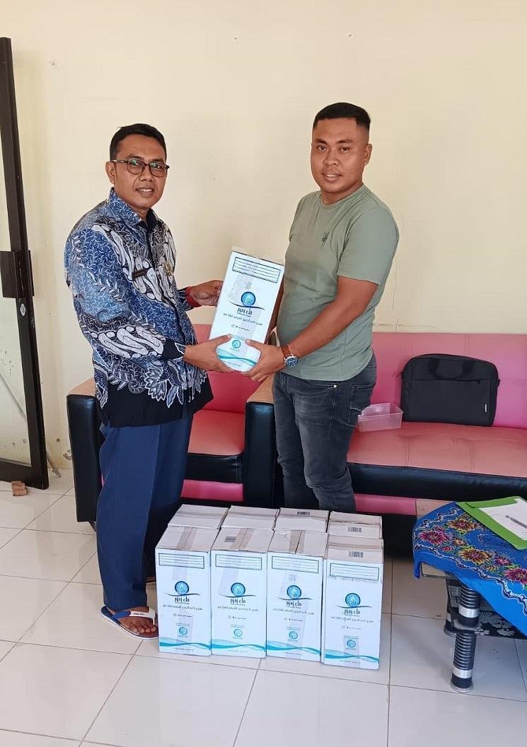 KUA Langgam Serahkan Air Zam-Zam kepada Keluarga Jamaah Haji