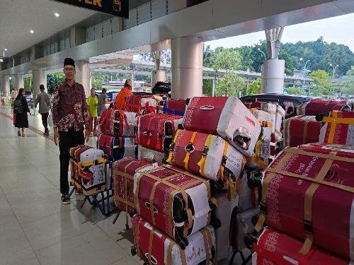 Kepala KUA Pinggir Kawal Pengantaran Tas Jamaah Haji Kloter 12 Menuju Pelabuhan Dumai