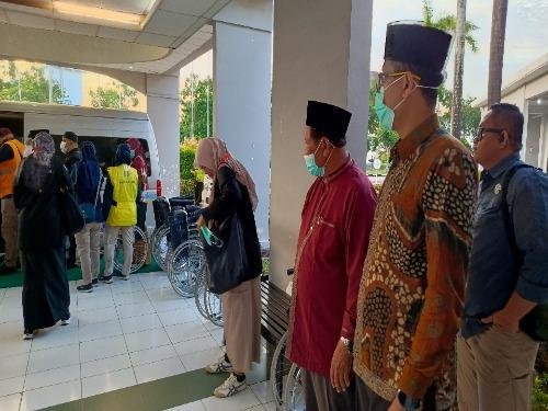 Kepala KUA Pinggir Sambut Kedatangan Jamaah Haji Kabupaten Bengkalis di Debarkasi Batam