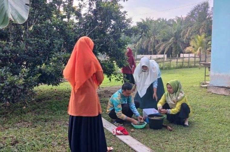 Wujudkan Lingkungan Bersih dan Nyaman, KUA Kecamatan Logas Tanah Darat Rutin Gelar Gotong Royong
