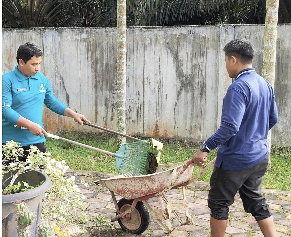 Ciptakan Lingkungan Nyaman dan Asri, KUA Kecamatan Gunung Toar Gotong Royong