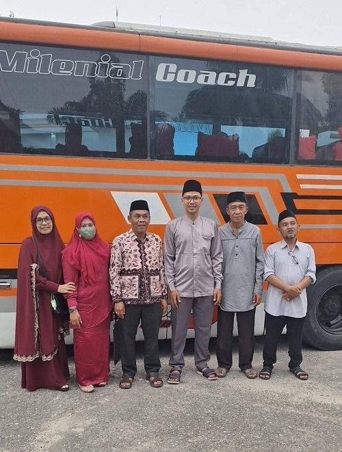 Kepala KUA Kec. Pinggir Sambut Kedatangan Jemaah Haji Kloter 15 Asal Kota Duri