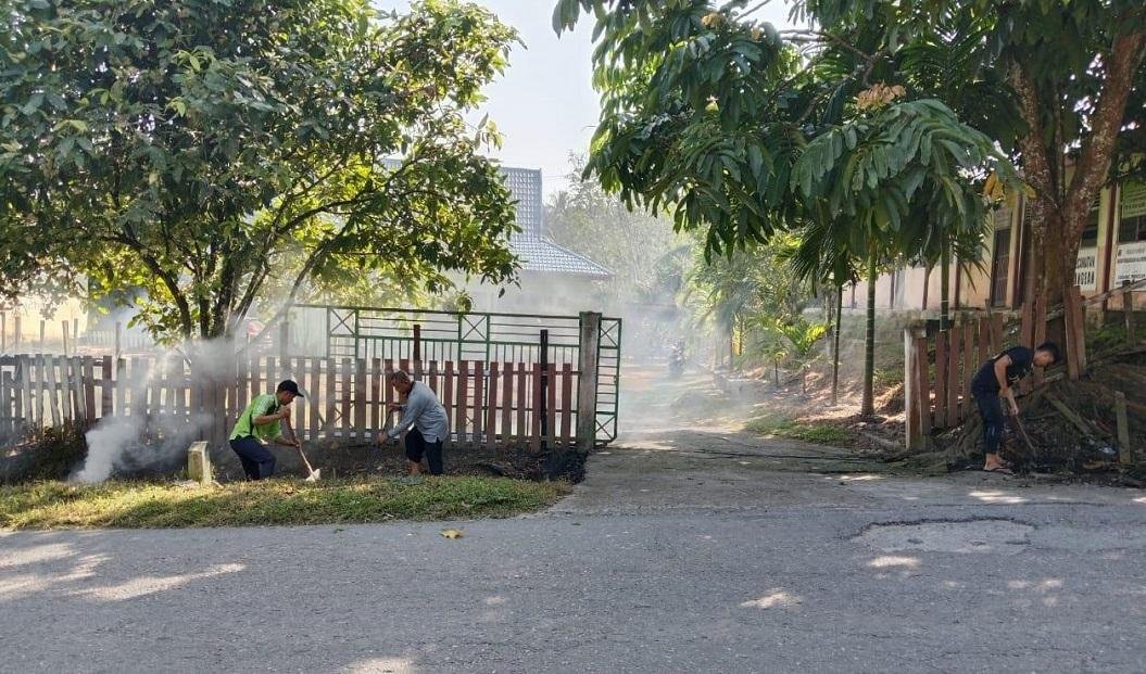KUA Kecamatan Pangean Laksanakan Kegiatan Bersih-bersih