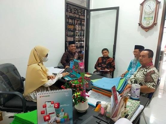 Kepala KUA Kec. Mandau Saim Serta Staff Pengelola Haji dan Umroh Helmiza Terima Kunjungan IKHD Mandau