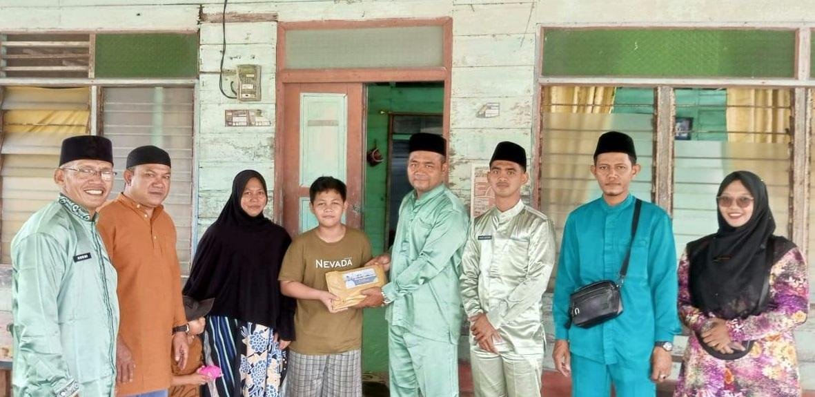 KUA Tasik Putri Puyu Salurkan Bantuan Program Lebaran Yatim & Difabel Secara Door to Door