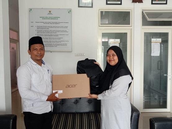 Kepala KUA Kec. Bathin Solapan Teirma Bantuan Laptop dari Baznas Kabupaten Bengkalis
