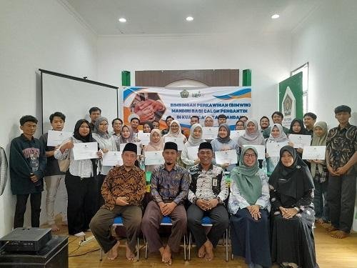 Kepala KUA Mandau Tutup Bimwin dan Bagikan Sertifikat Kepada Peserta