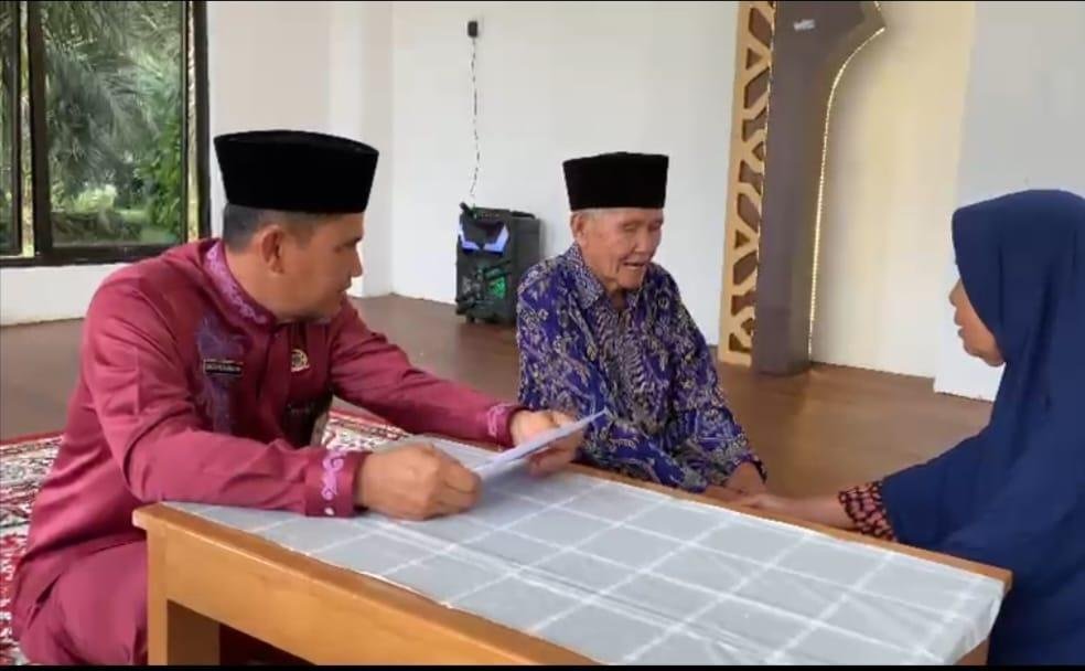 Plh. Ka. KUA Kecamatan Sentajo Raya H. Riko Pilihantoni Mediasi dan Saksikan Langsung Proses Rujuk Pasangan Suami Istri