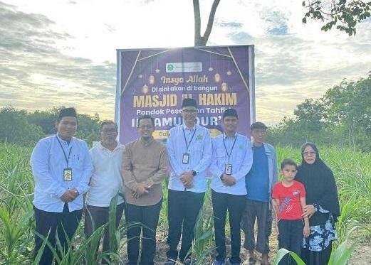 Tepat di Hari Rashdul Kiblat, Kepala KUA Kec. Pinggir Ukur Arah Kiblat Masjid Al-Hakim Balai Raja