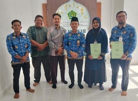 Kepala KUA Bengkalis Serahkan Akta Ikrar Wakaf Masjid Jamiatul Ikhlas Senggoro