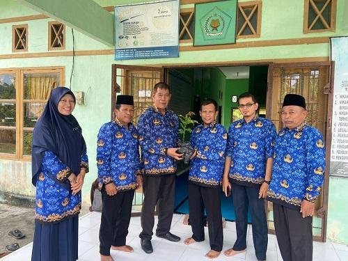 KUA Kec. Siak Kecil Lanjutkan Program Penanaman Pohon