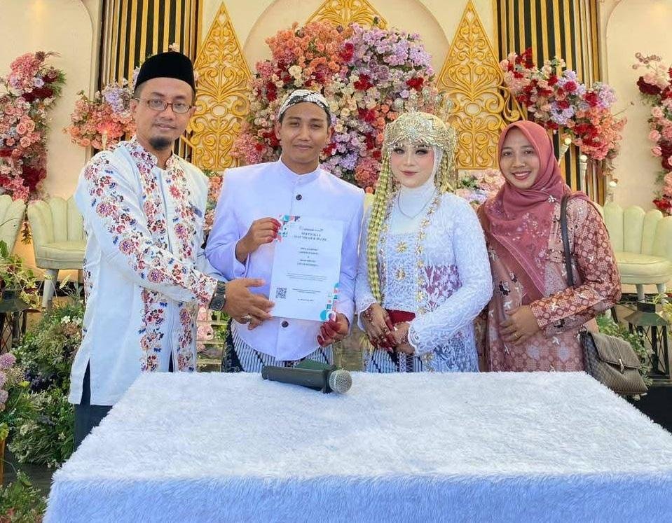 KUA Kecamatan Sentajo Raya Serahkan Buku Nikah dan Sertifikat Elsimil kepada Pasangan Pengantin 
