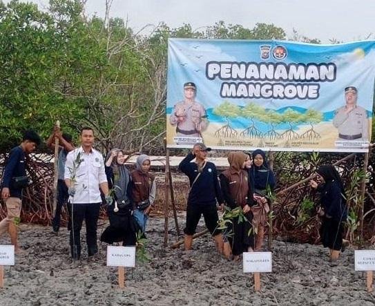 Implementasi Ekoteologi, Penghulu KUA Kec. Rupat Utara Ikuti Penanaman 1000 Pohon Mangrove