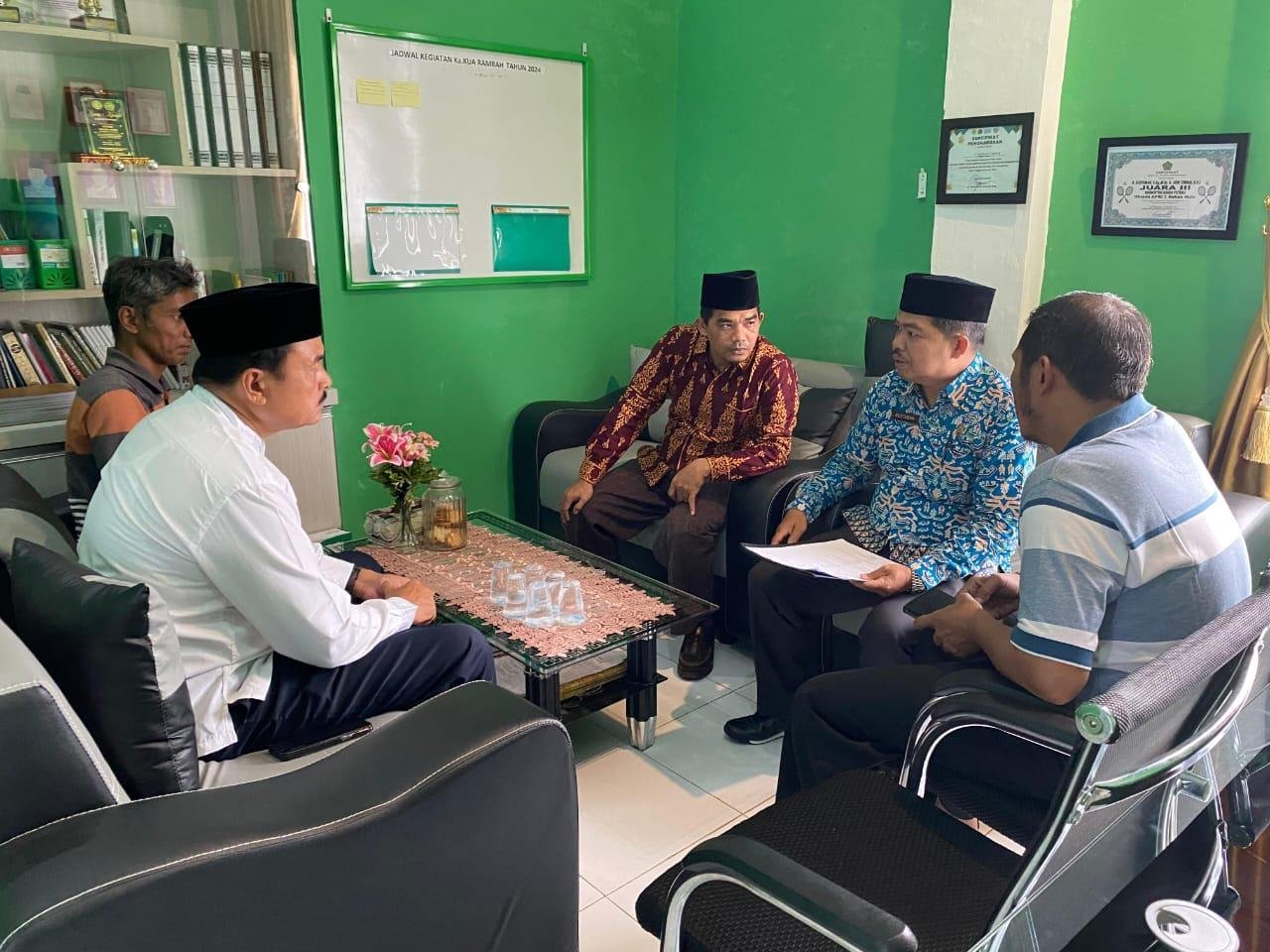 Ka. KUA Rambah, H. Gustaman, S.Ag. M.Sy terbitkan Akta Ikrar Wakaf Yayasan Pendidikan Sain Islami Pasir Pengaraian.