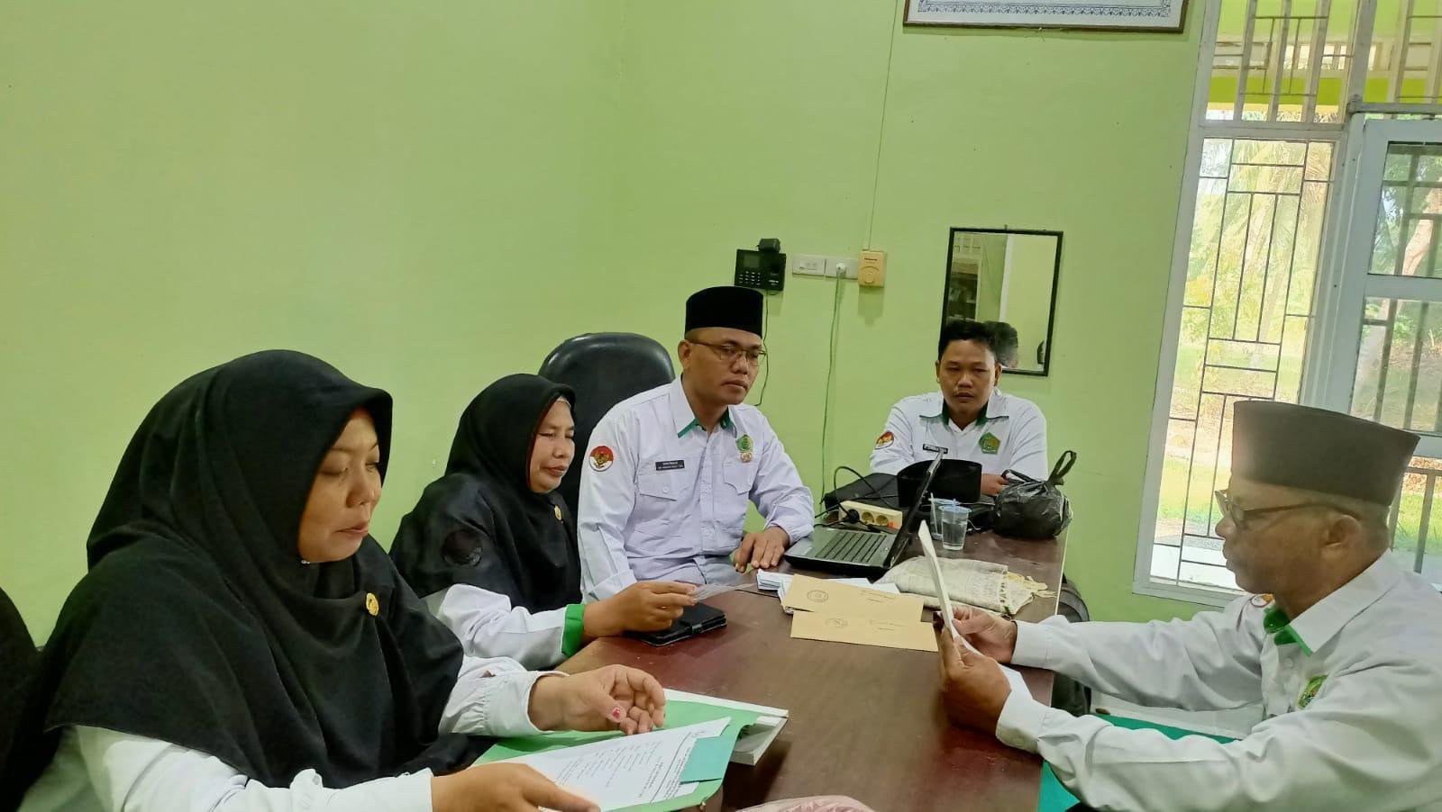Ka. KUA Bantan Gelar Rapat Rakor Pembinaan Mualaf di Desa Jangkang