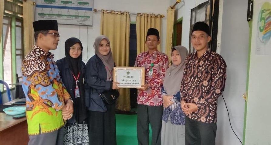 Kepala KUA Rangsang Pesisir Serahkan Wakaf Al-Qur’an untuk TPQ Nurul Huda melalui Mahasiswa KKN STAI Nurul Hidayah